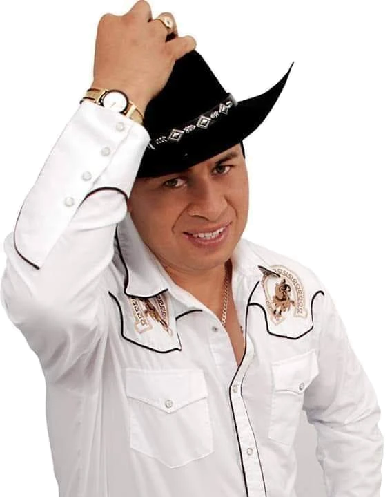 Che Luis con camisa blanca levantando el sombrero