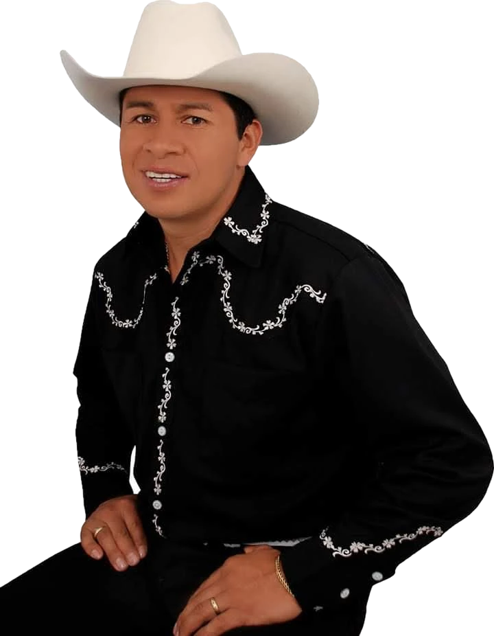 Che Luis sentado con sombrero blanco y camisa negra